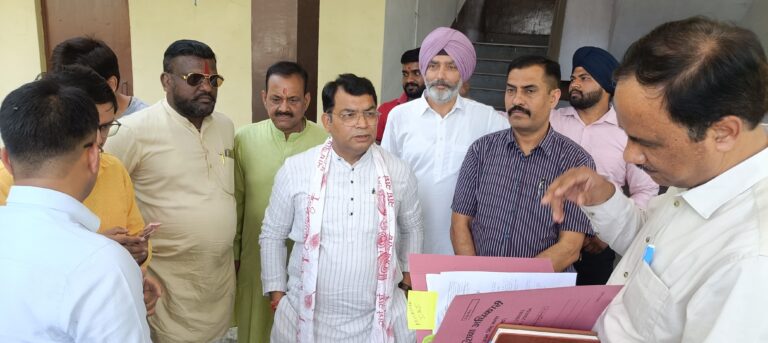 विधायक शिव अरोरा ने प्रशासनिक अधिकारियो संग समाज कल्याण की बिल्डिंग का किया स्थालीय निरक्षण, विधायक ने कहा केंद्रीय विद्यालय को जल्द रुद्रपुर शुरू कराने का प्रयास