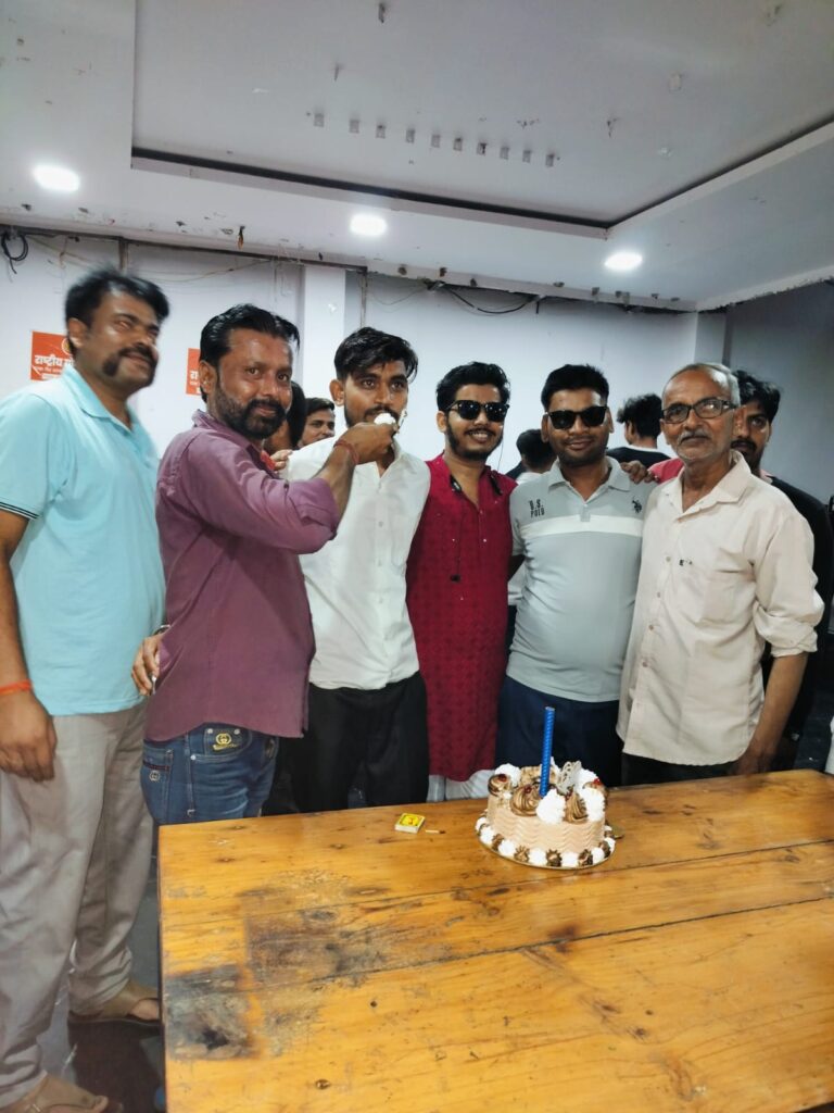 अपना होटल पर मेरे छोटे भाई का जन्मदिन बड़े ही धूमधाम से मनाया गया लघु उद्योग व्यापार मंडल अध्यक्ष संजीव गुप्ता जी गौ रक्षा दल के सभी लोग मौजूद थे