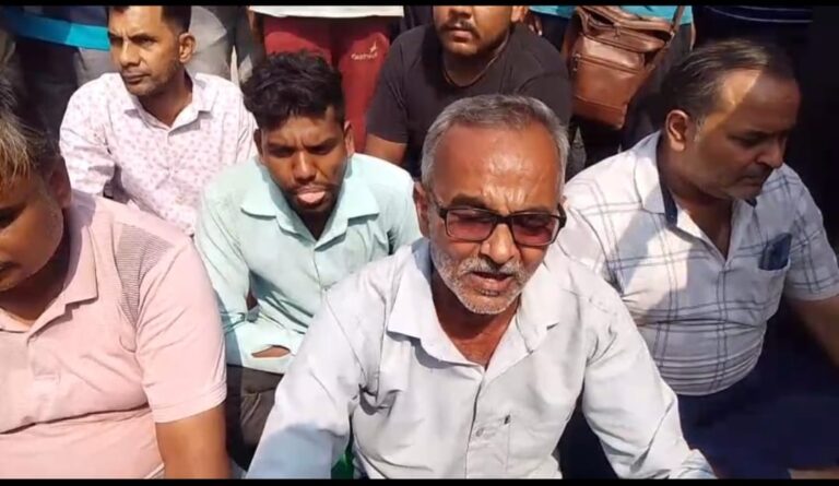 झील के एमने ट्रांजिट के सामने मुख्य मार्ग पर शिवनगर तक मात्र 500 मीटर सड़क का निर्माण न होने से आक्रोसित सैकड़ों नागरिकों ने व्यापार मण्डल अध्यक्ष संजीव गुप्ता व महामंत्री विकास बंसल के नेतृत्व में नारेबाजी करते हुए मुख्यमार्ग पर धरना प्रदर्शन किया। 