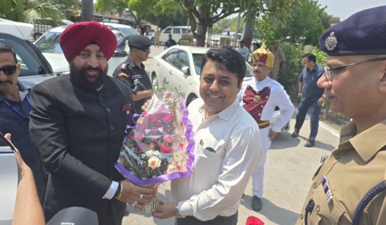 राज्यपाल गुरमीत सिंह जनपद भ्रमण के दौरान मंडी विश्राम गृह पहुंचे।