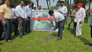 विश्व पर्यावरण दिवस के अवसर पर जिलाधिकारी नितिन सिंह भदौरिया ने पौधो का रोपण किया व सभी को पर्यावरण दिवस की बधाई दी
