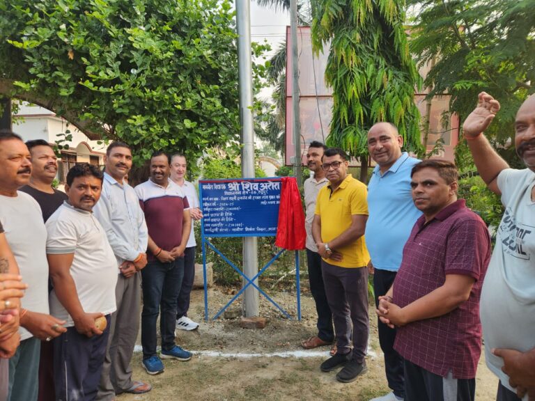 विधायक शिव अरोरा ने विजय लक्ष्मी एनक्लेव मे विधायकनिधि से स्वीकृत हाईमाक्स लाइट का किया लोकार्पण