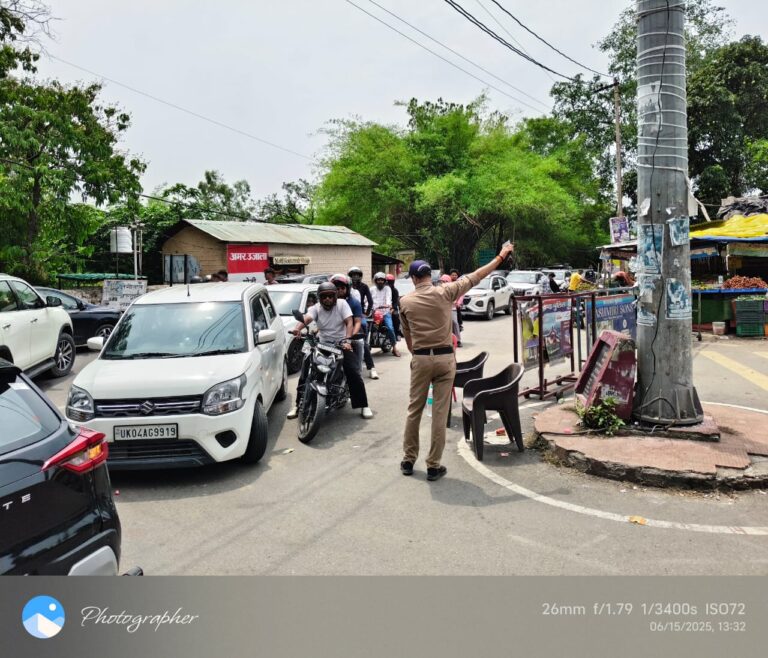 कालाढूंगी_पूरे दिन जाम की समस्या से जूझी पुलिस, पर्यटकों को भी हुई परेशानी