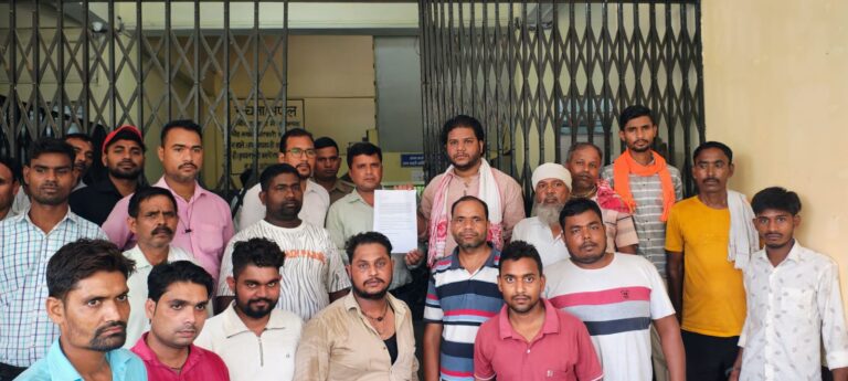 रुद्रपुर टेंपो चालकों ने अपनी मांगों को लेकर सुब्रत विश्वास के नेतृत्व में आरटीओ ऑफिस और एसपी ऑफिस का घेराव