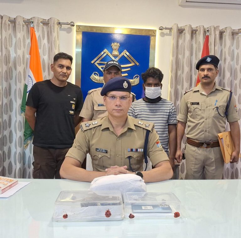 मा0 मुख्यमंत्री उत्तराखण्ड  के “नशा मुक्त उत्तराखण्ड” अभियान को साकार कर रहे हैं एसएसपी मणिकांत मिश्रा ।  03 लाख की अफीम के साथ एक तस्कर गिरफ्तार!
