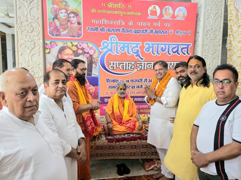 महापौर ने स्वामी उपेन्द्रानंद जी महाराज से लिया आशीर्वाद