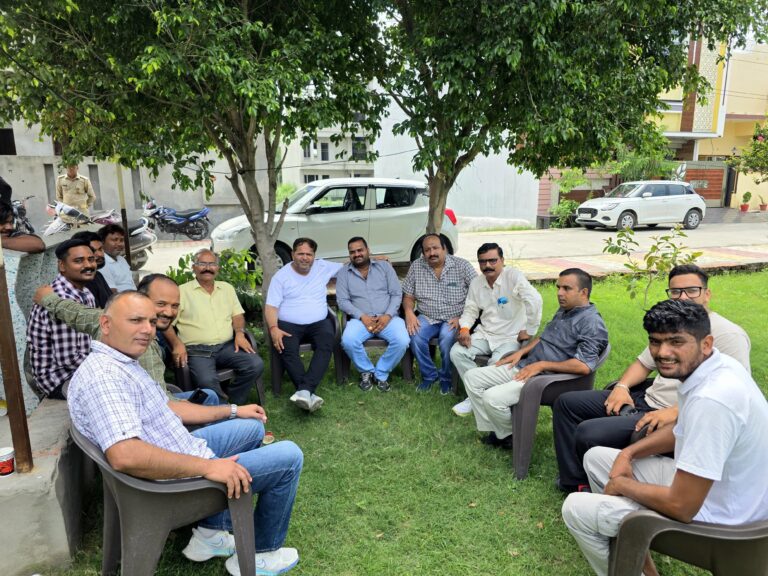 रूद्रपुर। महापौर विकास शर्मा के निवास पर आयोजित जनता दरबार में गुरूवार को बड़ी संख्या में लोगों ने पहुंचकर अपनी समस्याएं रखी।