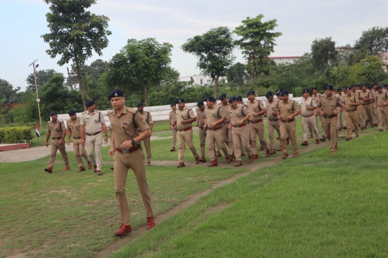 एसएसपी मणिकांत मिश्रा के नेतृत्व में पुलिस लाइन रुद्रपुर में शुक्रवार की परेड ; दृढ़ संकल्प और दक्षता का प्रदर्शन ।