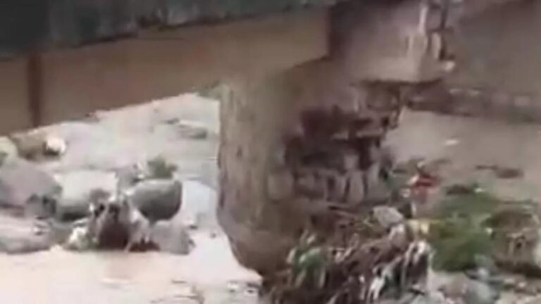 कोटद्वार में आफत बनी बारिश, हाईवे सहित अन्य सड़कें बंद; ढहने लगा पुलिया का पिलर
