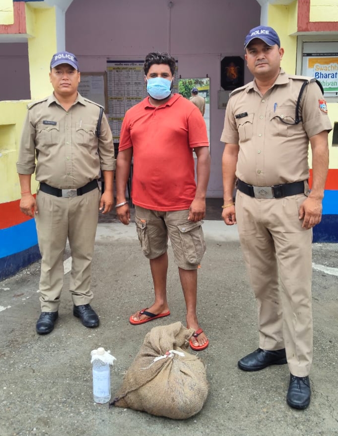 पुलिस ने एक युवक को कच्ची शराब के साथ किया गिरफ्तार
