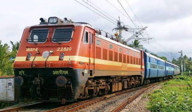 झांसी-लालकुआं के बीच चलेगी साप्ताहिक समर स्पेशल ट्रेन, यात्रियों को मिलेगी सफर में राहत यात्री ट्रेन टिकटयात्रा रेलगाड़ी टिकट