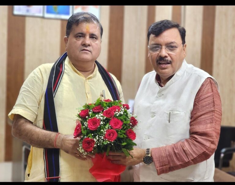 महेंद्र भट्ट जी को पुनः प्रदेश अध्यक्ष बनने पर पूर्व विधायक राजेश शुक्ला ने दी बधाई।