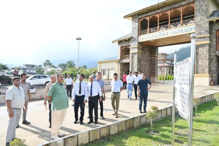 सैन्यधाम का निरीक्षण करते सैनिक कल्याण मंत्री गणेश जोशी