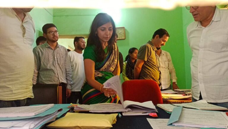जिलाधिकारी स्वाति एस. भदौरिया ने विकासखण्ड कार्यालय पौड़ी पहुंचकर त्रिस्तरीय पंचायत चुनाव-2025 की नामांकन प्रक्रिया की तैयारियों का जायज़ा लिया।