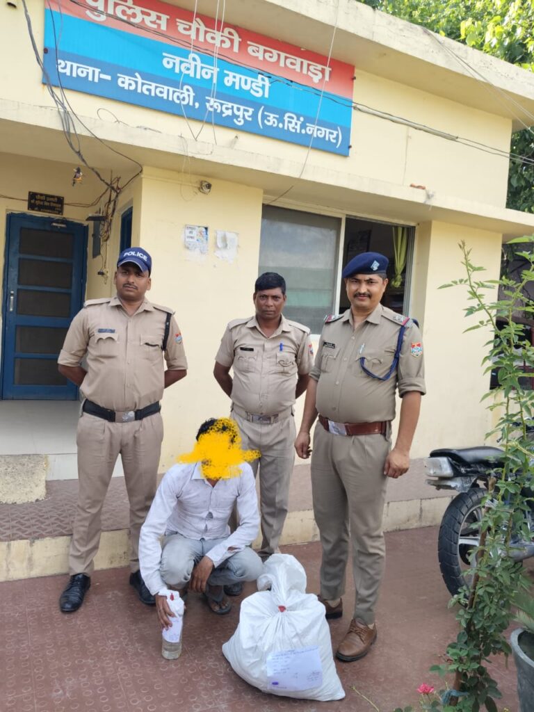 पुलिस ने चेकिंग के दौरान पकड़ी अबैध कच्ची शराब, एक युवक को किया गिरफ्तार