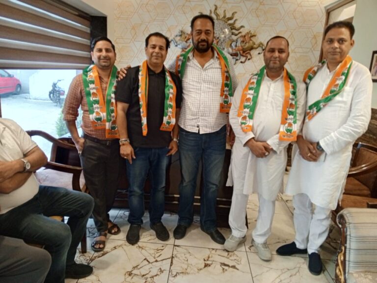 भाजपा को झटका, निवर्तमान क्षेत्र पंचायत सदस्य रोशन सिंह समर्थकों सहित कांग्रेस में शामिल