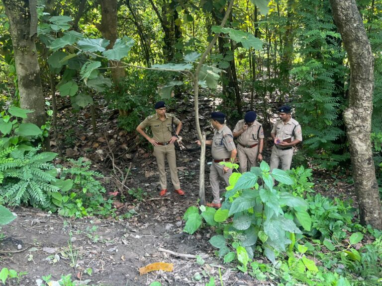 टांडा जंगल में अज्ञात शव मिलने की सूचना पर एसएसपी मणिकांत मिश्रा पहुंचे मौके पर; हत्या की आशंका