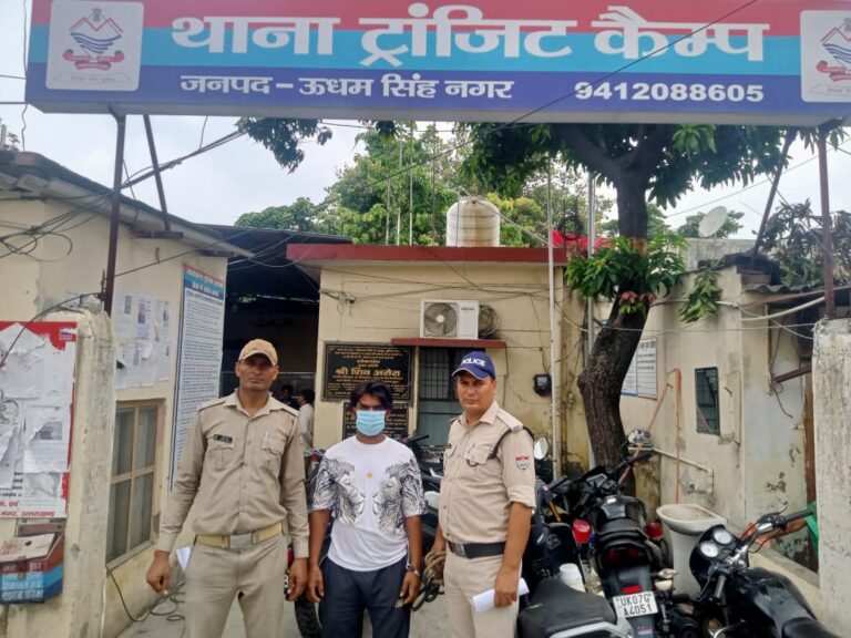 थाना ट्रांजिट कैंप पुलिस द्वारा वादिनि की नाबालिक पुत्री को भगाकर ले जाने वाले अभियुकत को किया आवास विकास क्षेत्र से किया गिरफ्तार