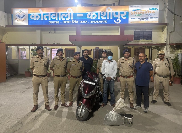 काशीपुर कोतवाली पुलिस टीम ने स्कूटी पर गांजा ले जाते एक दबोचा