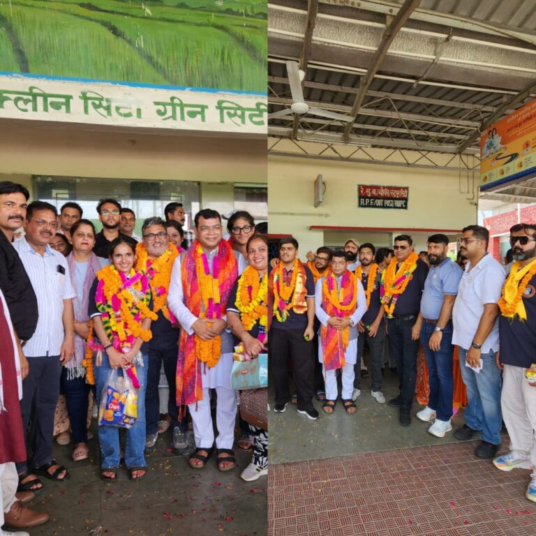 बाबा बर्फ़ानी श्रीअमरनाथ व वैष्णों देवी की यात्रा से वापस लोटे श्रद्धांलुओं का विधायक शिव अरोरा ने रुद्रपुर रेलवे स्टेशन पर किया स्वागत