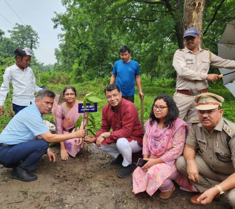 विधायक शिव अरोरा ने उत्तराखंड के लोकपर्व हरेला के अवसर पर टांडा रेंज में वन विभाग की टीम के साथ किया वृक्षारोपण