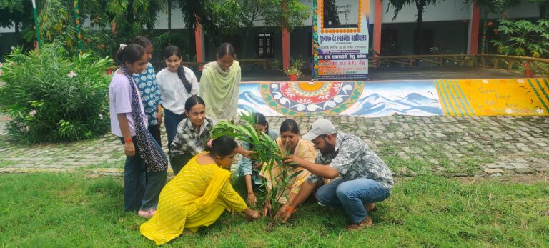 महाविद्यालय परिसर में छात्र-छात्राओं व शिक्षणगणों ने किया पौधारोपण