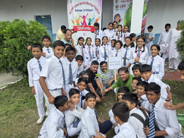 महापौर ने नवोदय विद्यालय में किया पौधारोपण – एक पेड़ माँ के नाम अभियान से जुड़ने का किया आह्वान