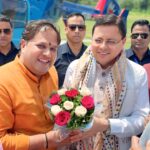 रूद्रपुर। शुक्रवार को जिला मुख्यालय पहुंचे प्रदेश के मुख्यमंत्री पुष्कर सिंह धामी का महापौर विकास शर्मा ने हैलीपैड पर गुलदस्ता देकर स्वागत किया।