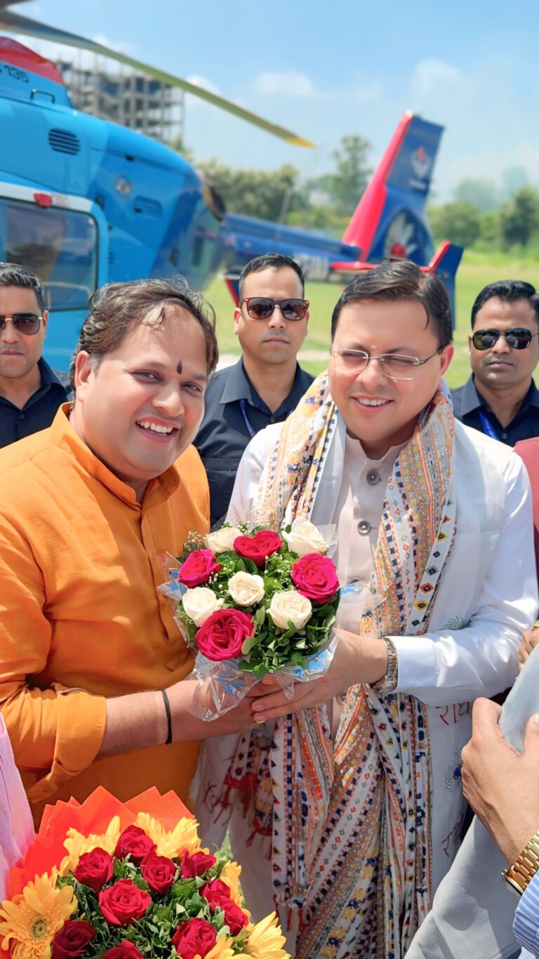 रूद्रपुर। शुक्रवार को जिला मुख्यालय पहुंचे प्रदेश के मुख्यमंत्री पुष्कर सिंह धामी का महापौर विकास शर्मा ने हैलीपैड पर गुलदस्ता देकर स्वागत किया।