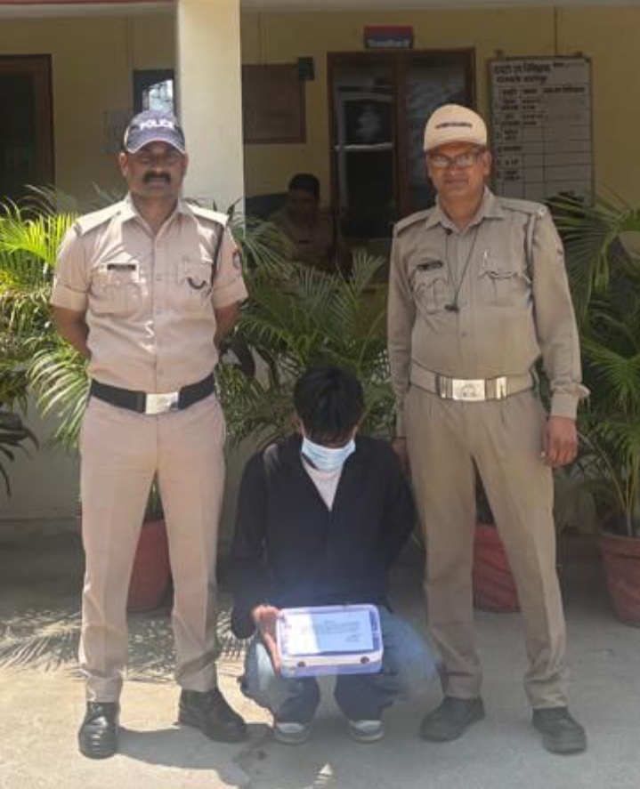 काशीपुर। कोतवाली पुलिस ने तमंचा व कारतूस के साथ एक युवक को गिरफ्तार किया है।