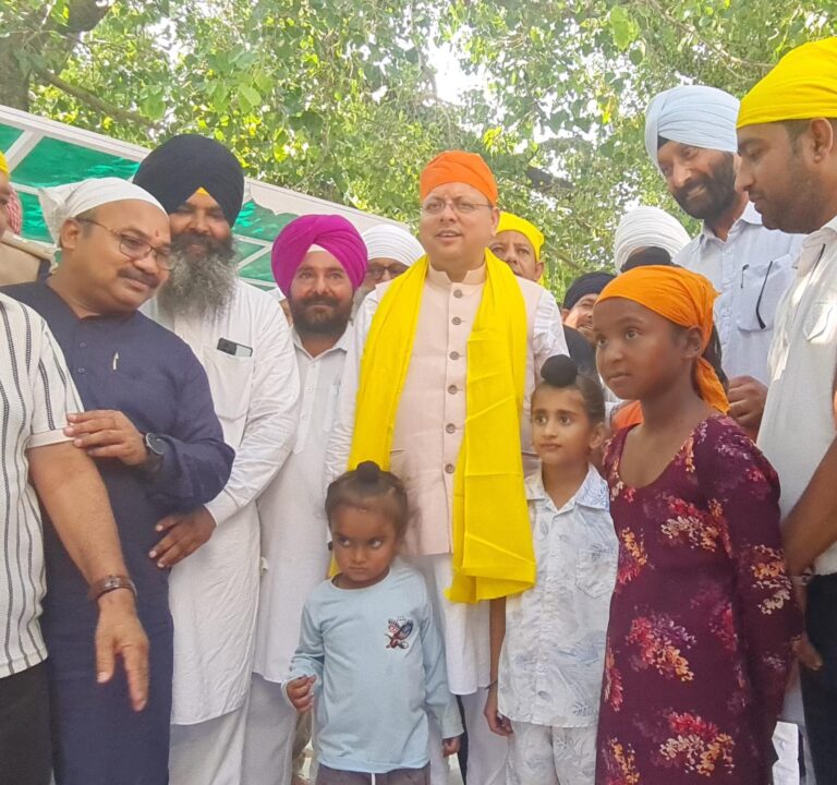 मुख्यमंत्री पुष्कर सिंह धामी ने नानकमत्ता साहिब गुरुद्वारे में टेका मत्था, बच्चों से की आत्मीय भेंट धार्मिक आस्था और सामाजिक सौहार्द का दिया संदेश