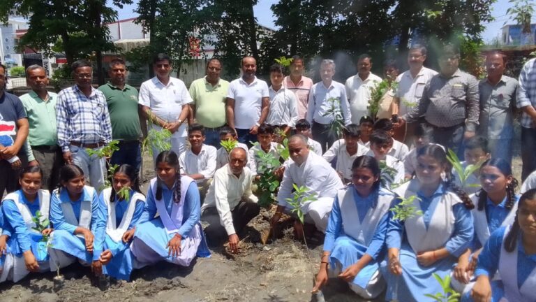एक पेड़ मां के नाम के तहत विद्यालय में पौधारोपण  मां की स्मृति में चुघ परिवार ने किया बागवाला राजकीय इंटर कॉलेज में पौधारोपण