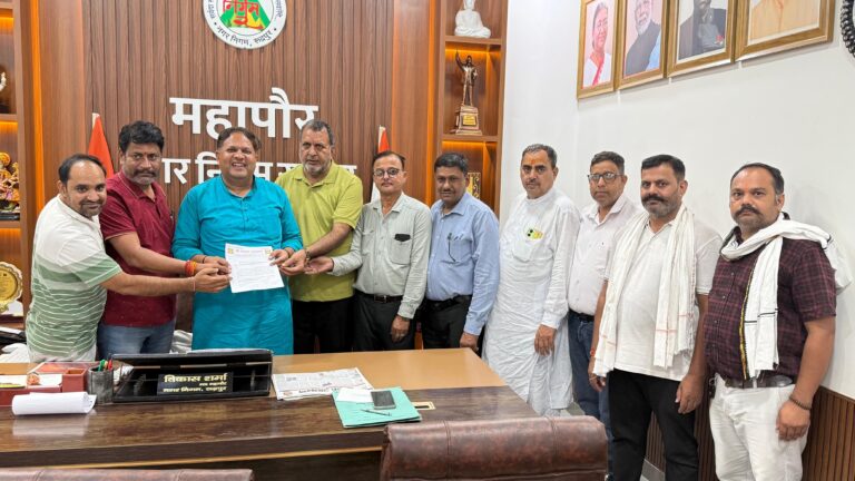 चन्द्रशेखर आजाद की प्रतिमा स्थापित करने के लिए महापौर को सौंपा ज्ञापन