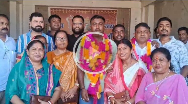 सार्वजनिक दुर्गा पूजा उत्सव कमेटी के गठन के लिए दुर्गा मंदिर परिसर पर दुर्गा पूजा स्थाई कमेटी के अध्यक्ष सरोज मंडल की अध्यक्षता में एक बैठक का आयोजन किया गया।