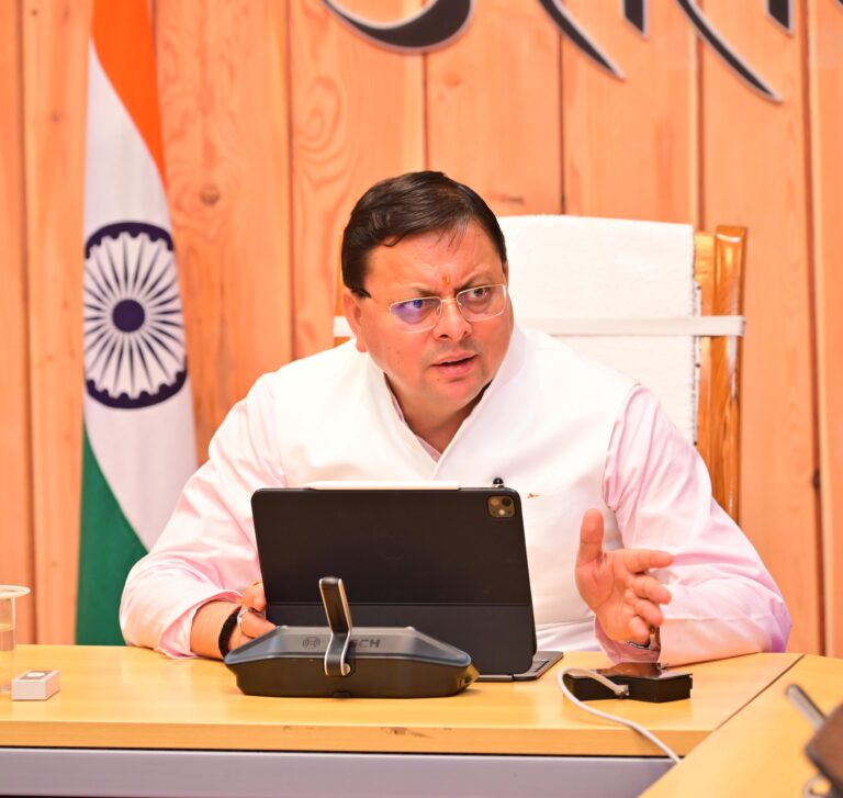 मुख्यमंत्री श्री पुष्कर सिंह धामी ने मुख्यमंत्री आवास में उच्च स्तरीय बैठक के दौरान अधिकारियों को निर्देश दिय