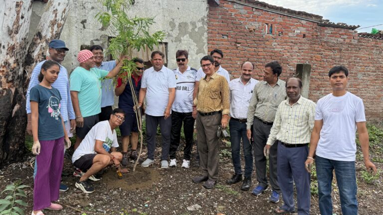 पर्यावरण संरक्षण के लिए सामूहिक प्रयास और जनसहभागिता जरूरीः शर्मा  वृहद पौधारोपरण करके मनाया रूद्रपुर राइजिंग फाउंडेशन का स्थापना महापौर ने उत्कृष्ट कार्यों के लिए कई लोगों को किया सम्मानित
