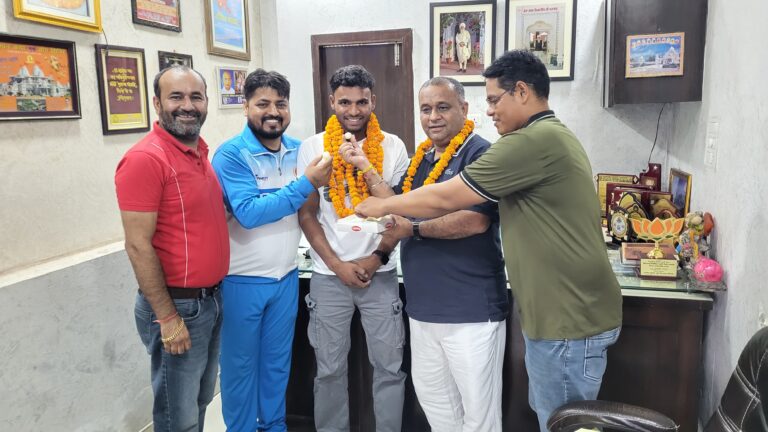 जिला जु-जित्सू एसोसिएशन ने किया कमल सिंह को सम्मानित। कमल की मेहनत और संघर्ष की कहानी सभी के लिए एक प्रेरणा का स्रोत है भारत भूषण चुघ, अध्यक्ष, जिला जु-जित्सू एसोसिएशन।