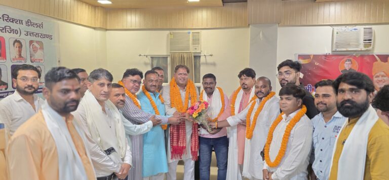 रुद्रपुर। ट्रांजिट कैम्प को ‘देवभूमि रजत जयंती पार्क’ की सौगात मिलने पर दुर्गा मंदिर कमेटी के लोगों ने महापौर से मुलाकात कर उनका स्वागत करते हुए आभार व्यक्त किया।