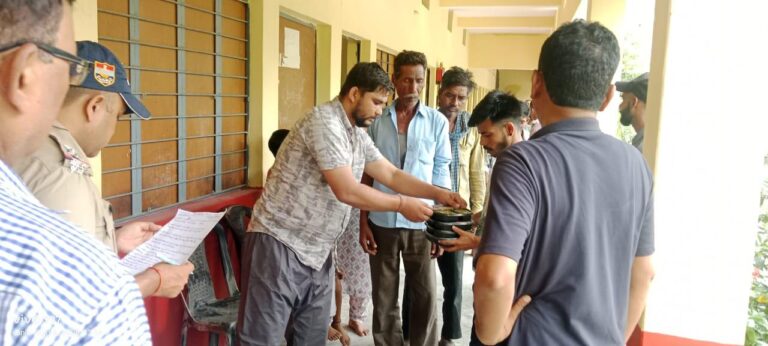 आजादनगर ओम पब्लिक स्कूल रुद्रपुर में बाढ़ पीड़ितों लोगो को भोजन उपलब्ध करवा दिया गया है
