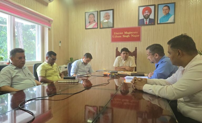 जिलाधिकारी नितिन सिंह भदौरिया ने कहा कि पड़ोसी राज्य उत्तर प्रदेश के जनपद रामपुर के अन्तर्गत विकास खण्ड विलासपुर के कुछ ग्रामों में बर्ल्ड फ्लू (H5N1 Avian Influenza Virus) के प्रकरण संज्ञान में आया है