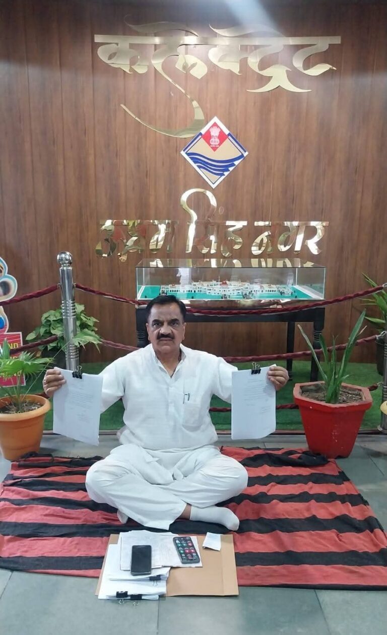 ब्लाक प्रमुख चुनाव में धांधली के खिलाफ बुधवार को पूर्व विधायक राजकुमार ठुकराल ने कलेक्टेªट में धरना देकर विरोध प्रकट किया