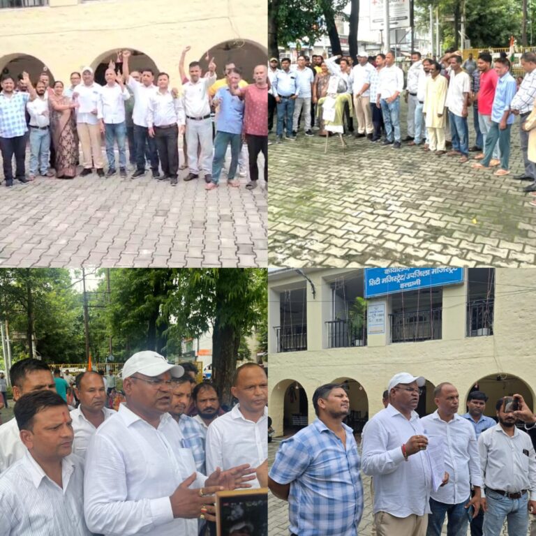 आज  हल्द्वानी तिकोनिया स्थित बुद्ध पार्क में कांग्रेसियों ने मुख्यमंत्री पुष्कर धामी एवं भाजपा सरकार के खिलाफ जोरदार विरोध प्रदर्शन किया और उनका पुतला दहन किया