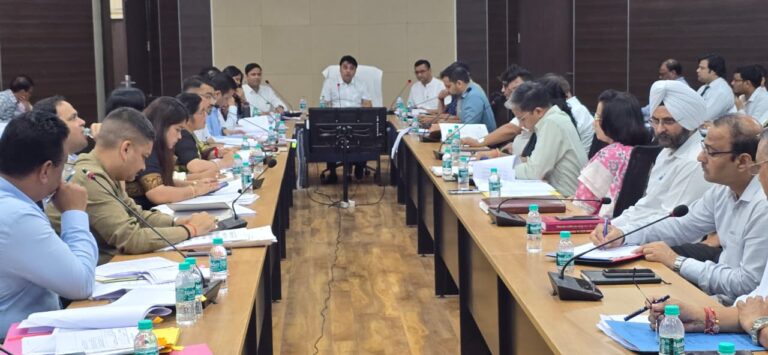 जिलाधिकारी नितिन सिंह भदौरिया ने बुधवार को जिला सभागार में मासिक स्टाफ बैठक लेते हुए पीठासीन अधिकारियों को नियमित न्यायालय में बैठकर लम्बित वादों को त्वरित निस्तारण करने के निर्देश दिये।