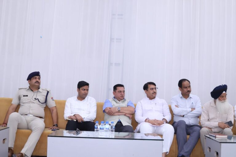 तराई इंडिपेंडेंट स्कूल्स वेलफेयर सोसाइटी के तत्वावधान में प्रशासन के साथ संवाद गोष्ठी आयोजित की गई