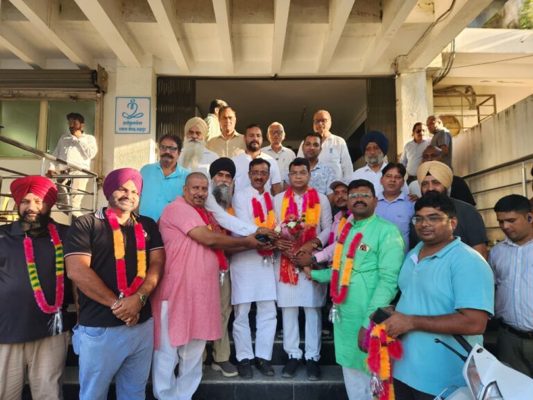 फाजलपुर महरौला क्षेत्र के लोगो ने विधानसभा सत्र मे उच्च न्यायलय के स्थगन आदेश पर मजबूत पैरवी व सरकार द्वारा नीति बनाने के विषय को विधायक शिव अरोरा द्वारा सदन मे उठाये जाने पर उनके कार्यालय पहुंचकर आभार जताया