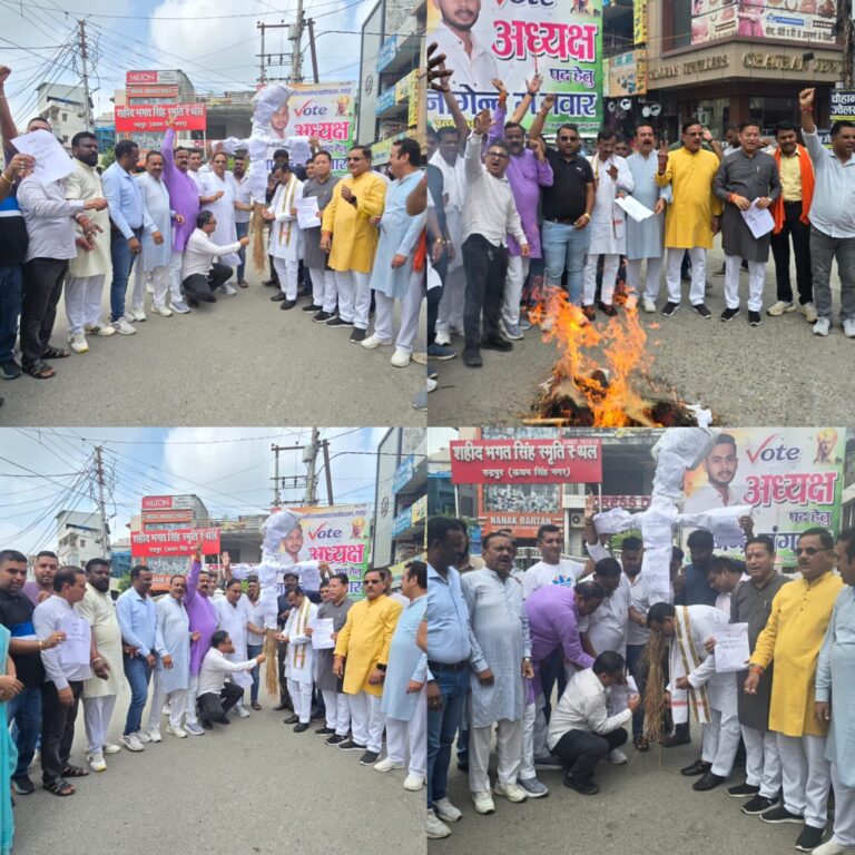 सदन बाधित करने पर भाजपाइयो ने जिला अध्यक्ष कमल जिंदल के नेतृत्व मे फूंका कांग्रेस का पुतला