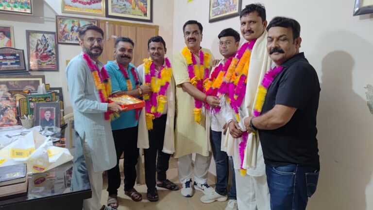 नवनिर्वाचित पंचायत प्रतिनिधियों ने ठुकराल से लिया आशीर्वाद रुद्रपुर। ग्राम पंचायत चुनावों में जीत दर्ज कर जनप्रतिनिधि बने नवनिर्वाचित प्रधान और क्षेत्र पंचायत सदस्य पूर्व विधायक राजकुमार ठुकराल के निवास पर पहुँचे