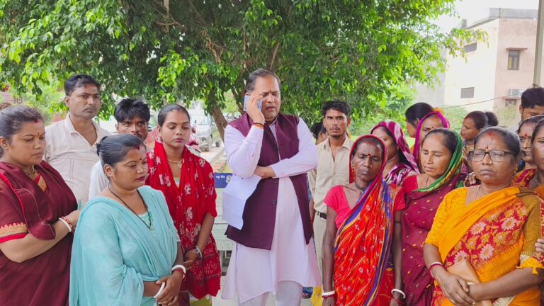 रुद्रपुर को नहीं बनने देंगे नशा माफियाओं का गढ़ः विकास शर्मा  नशा माफियाओं के खिलाफ शिकायत लेकर पहुंचे लोगों को महापौर ने किया आश्वसस्त