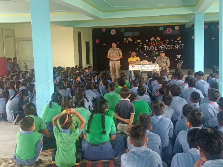 ट्रांज़िट कैंप पुलिस ने स्कूल में चलाया जागरूकता अभियान  छात्र-छात्राओं को नशा, साइबर क्राइम और यातायात नियमों के प्रति किया जागरूक