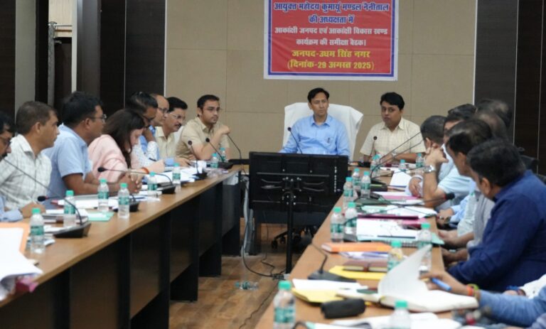 कुमार कमिश्नर ने समीक्षा बैठक कर अधिकारी को दिए अहम दिशा निर्देश,, बोले अधिकारी दे स्वस्थ और शिक्षा पर विशेष ध्यान